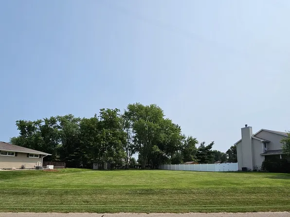 512 Holiday Dr, Somonauk, IL 60552