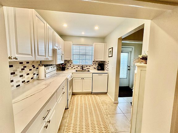 4th image of 2050 NE 39th Street #105E