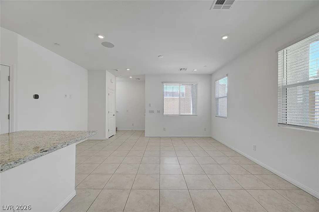 3 bed, 2.5 bath, 1449 sqft, $2,090 — Photo 4
