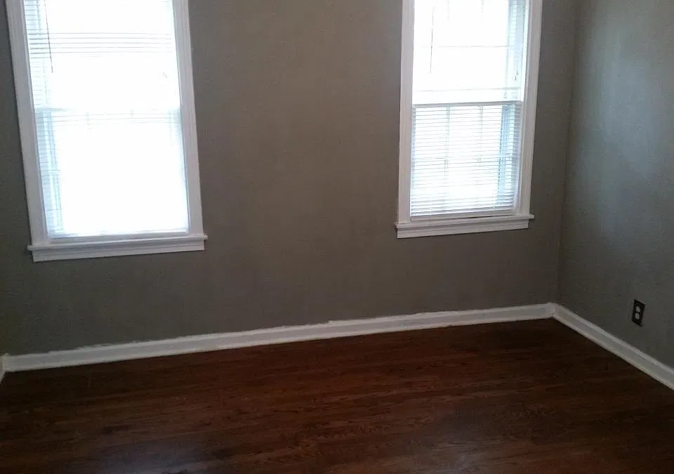nice size bedroom fit queen bed easy