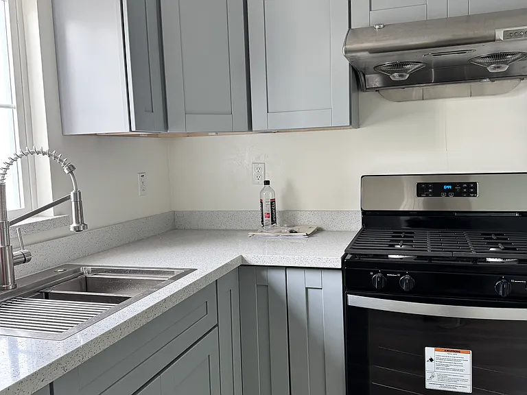1009 E 12th St — Photo 3