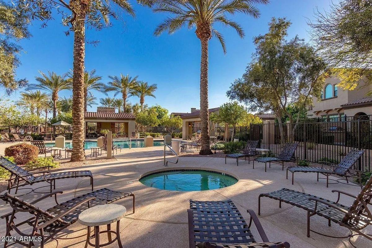 3 bed, 2.0 bath, 1950 sqft, $2,399 — Photo 3