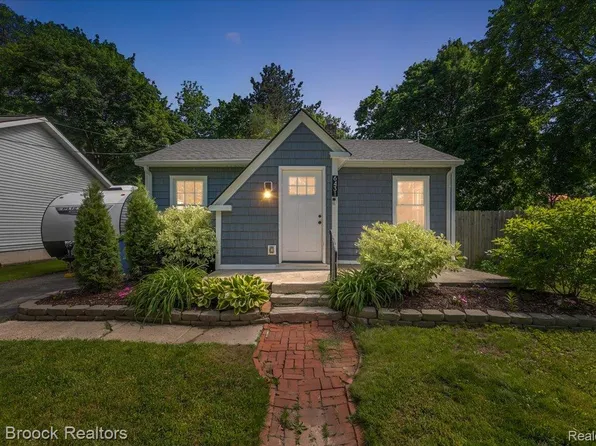 6431 Prairie Lawn Dr, Waterford, MI 48329