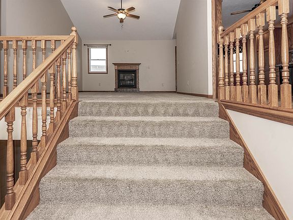 3rd image of 909 Dagen Ln