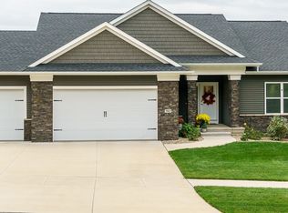 3513 Diamondhead Cir, Hiawatha, IA 52233