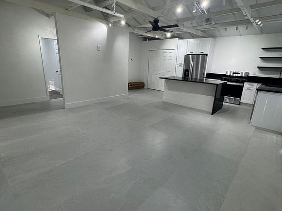 4th image of 800 Canosa Ave #2