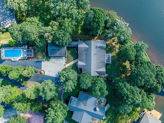 3rd image of 247 Bradley Point Dr