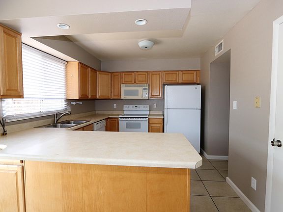 5th image of 415 E Woodman Dr
