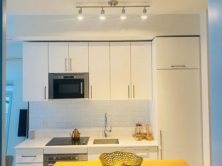 576 Front St W #908 — Photo 5