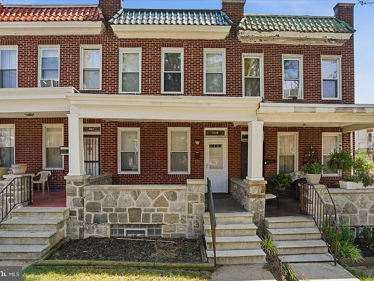 2605 Denison St — Photo 2