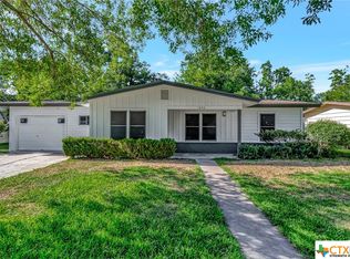 1804 E Locust Ave, Victoria, TX 77901