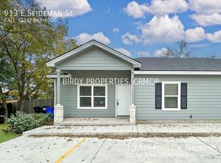 913 E Seideman St, Seguin, TX 78155