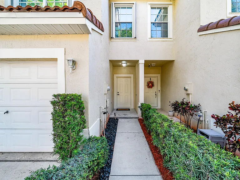8024 Briantea Dr #8024 — Photo 2