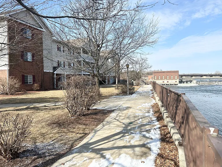 River Terrace Apartments — Photo 14