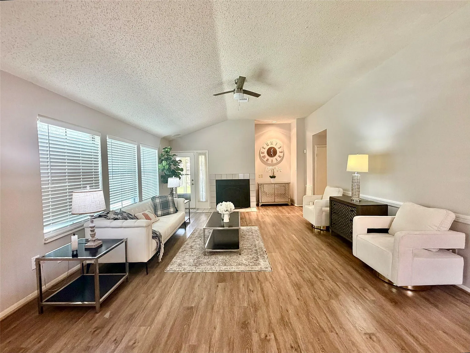 3 bed, 2.0 bath, 1770 sqft, $2,000 — Photo 1