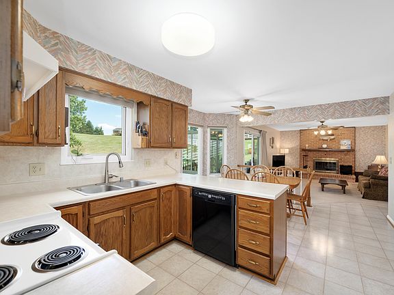 2nd image of 2836 Deerfield Dr