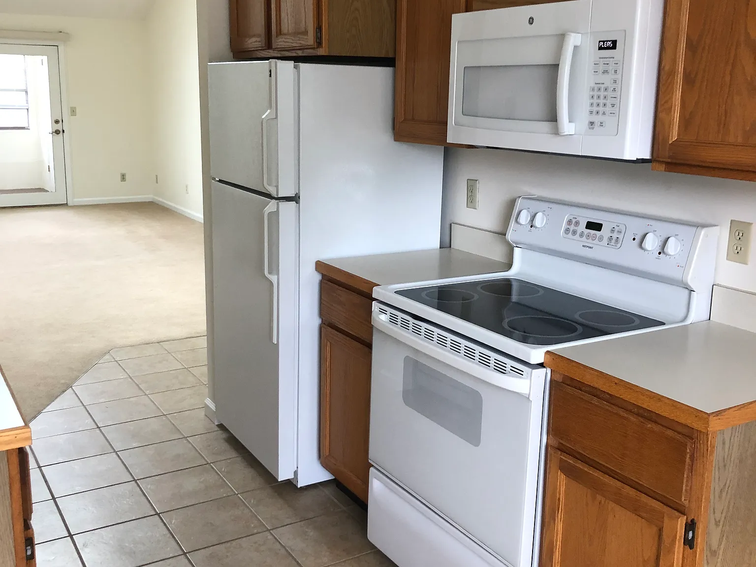 110 W Hill Rd — Photo 2