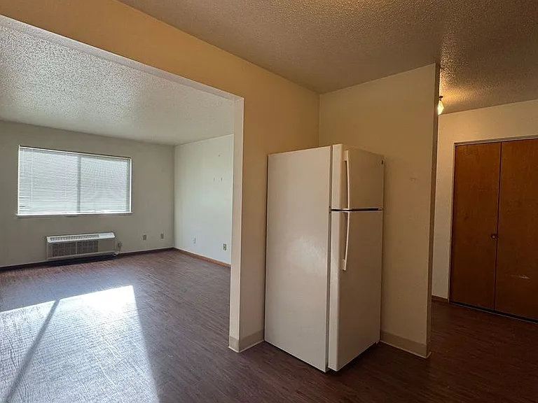 1500 Glen Dr — Photo 5