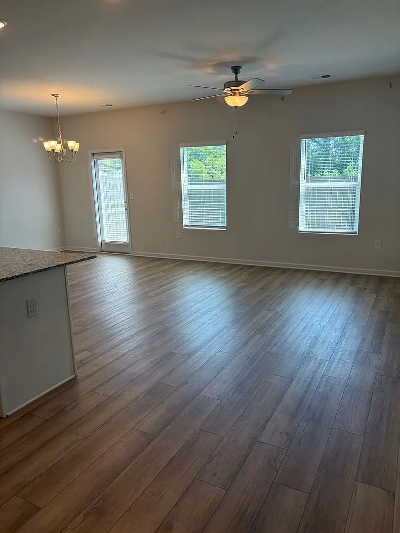 Beautiful Townhome — Photo 3