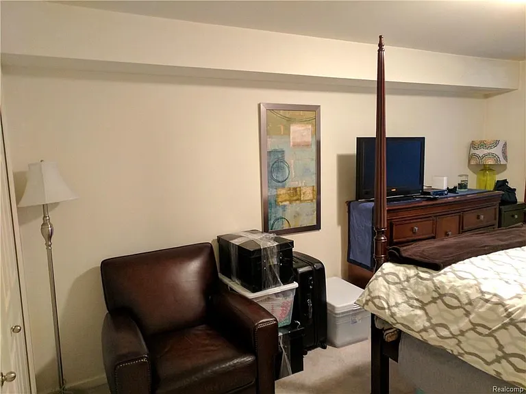 1085 Foxboro — Photo 4