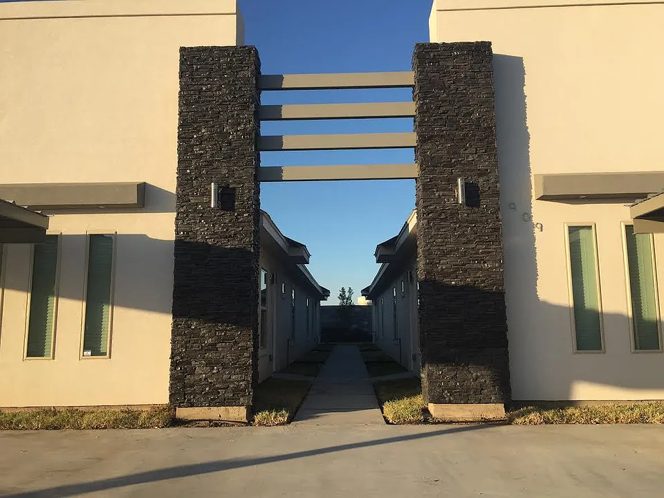 913 E La Cantera Ave