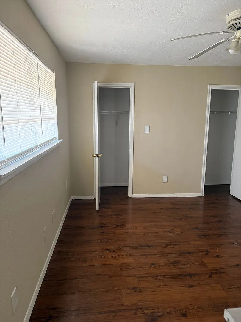 4521 Columbia Apartmetns — Photo 4
