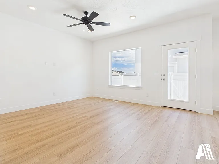 447 E 650 N — Photo 24