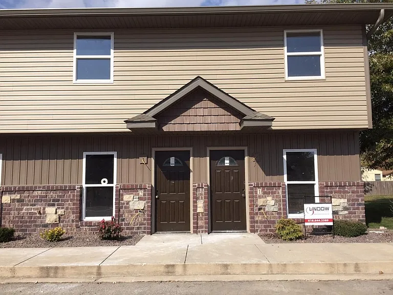 423 Meadow Dr — Photo 2