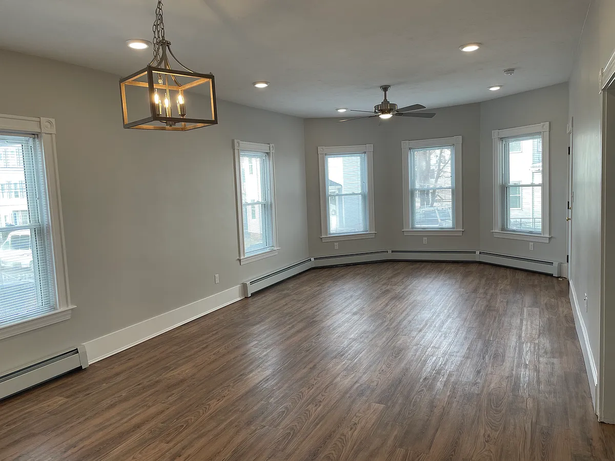 Living Room with a lot of lighting - 70 Seymour St #1
