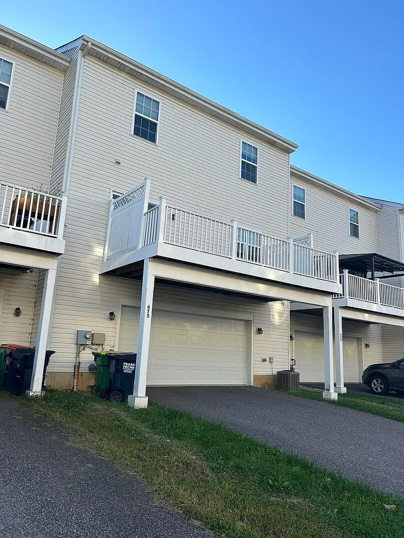 3 bed, 2.5 bath, 2850 sqft, $2,800 — Photo 2