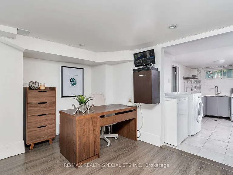 290 Westmount Ave #LOWER — Photo 8