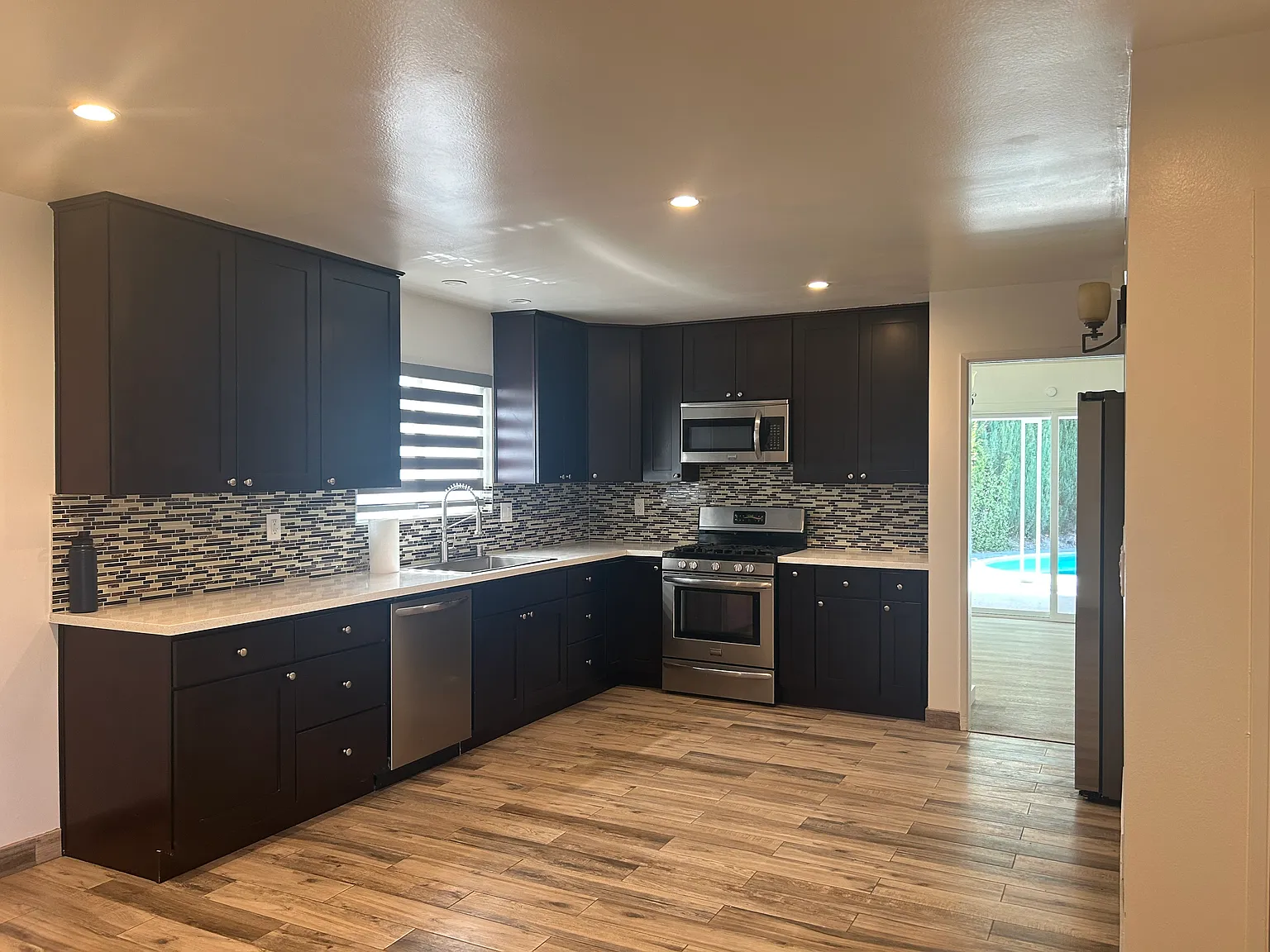 4 bed, 2016 sqft, $5,600 — Photo 3