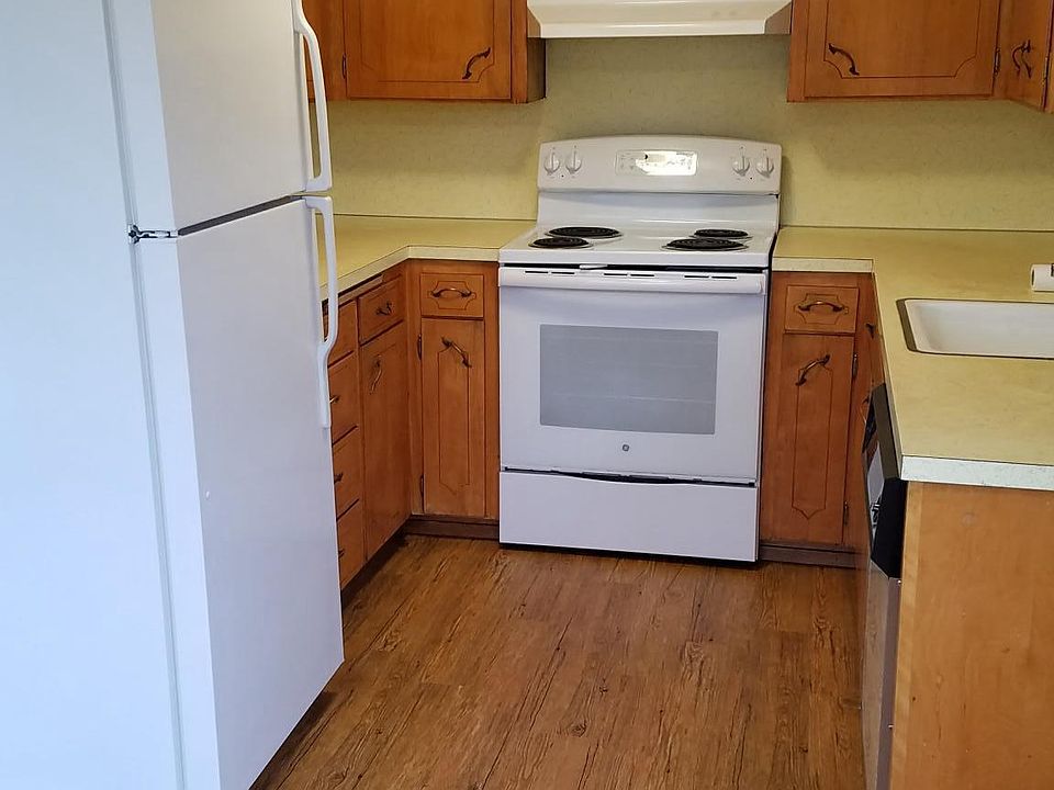 Great kitchen with new floors; dishwasher too!