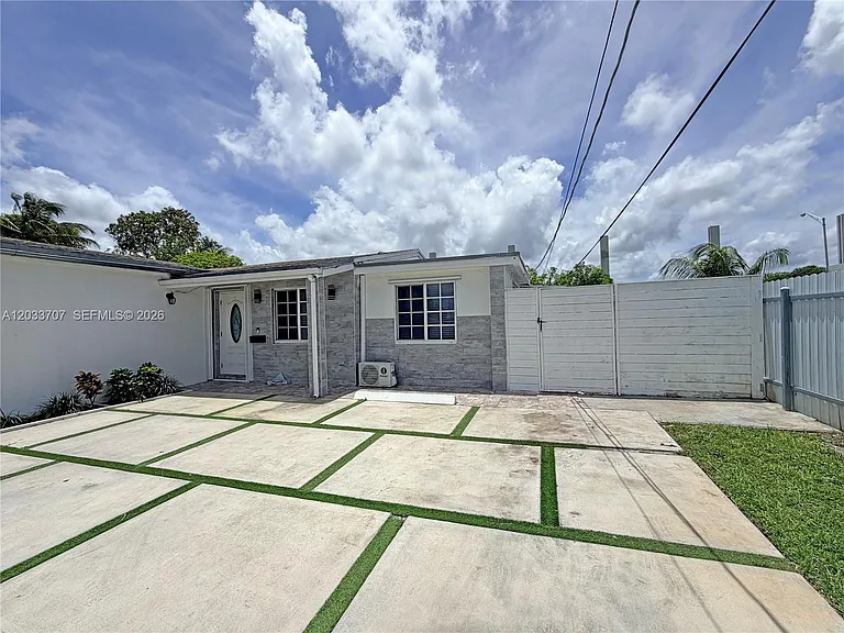 2500 Sunshine Blvd — Photo 1