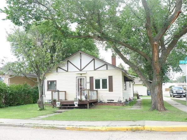 221 7th Ave W, Assiniboia, SK S0H 0B0