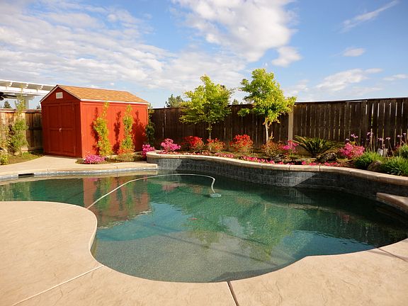 Gorgeous pebble tec pool with shallow level for kids! 