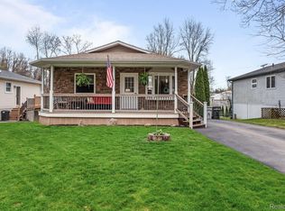 4945 Walker Dr, Brighton, MI 48114