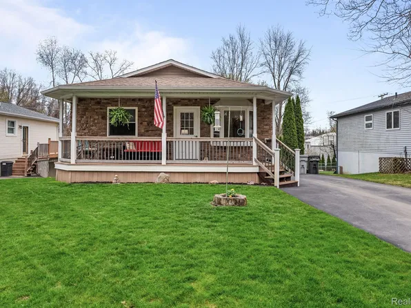 4945 Walker Dr, Brighton, MI 48114