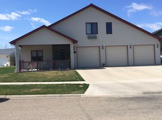 110 30th St NW, Minot, ND 58703
