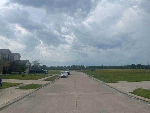Exterior Neighborhood (street photo)