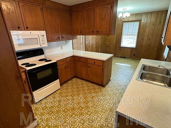 4th image of 221 Hutchinson St