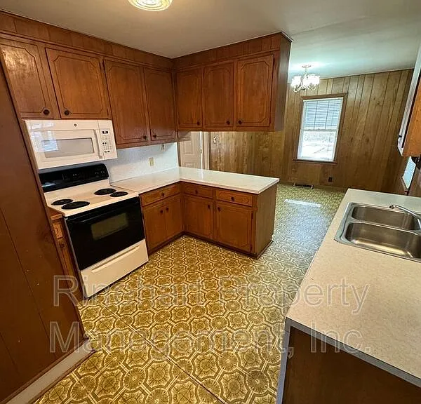 221 Hutchinson St — Photo 4