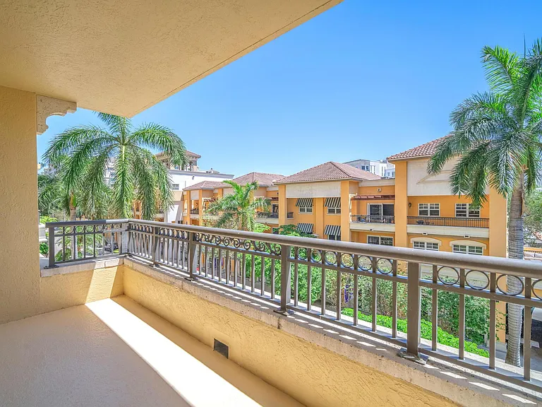 Royal Palm Apartments — Photo 22