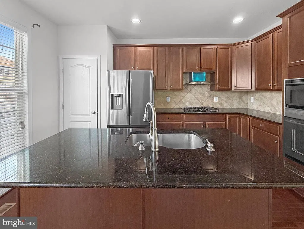 3 bed, 3.5 bath, 2628 sqft, $3,250 — Photo 3