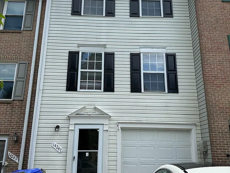 14247 Oxford Dr — Photo 2