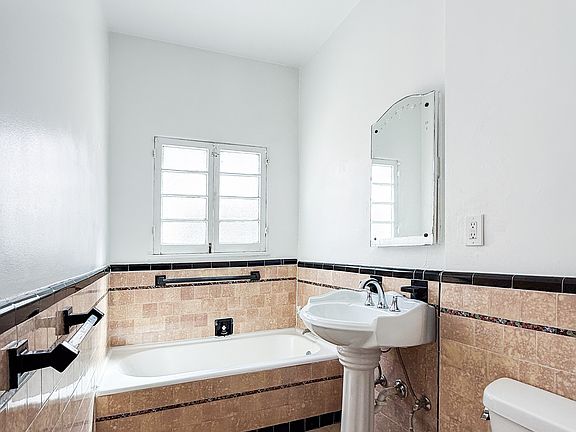 4th image of 366 N Sierra Bonita Ave APT 201