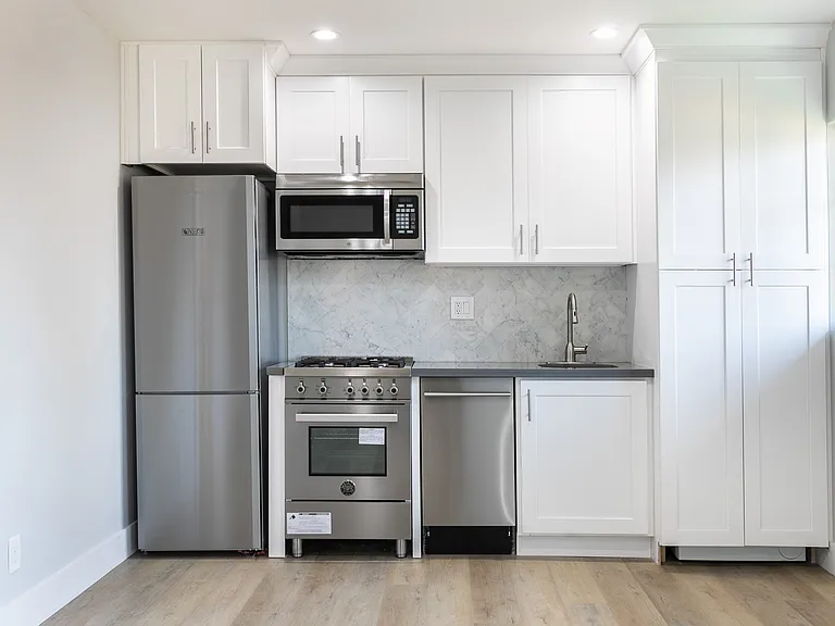 2822 S Redondo Blvd #H — Photo 4