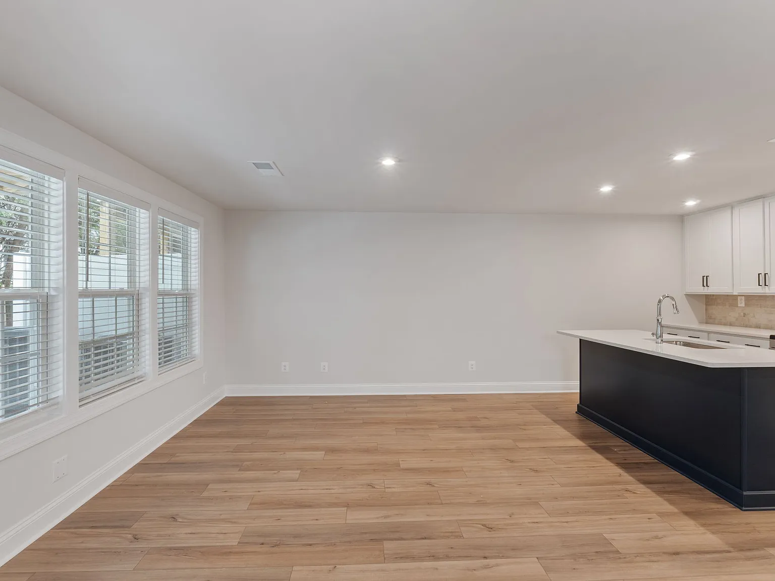 2 bed, 892 sqft, $1,600 — Photo 4