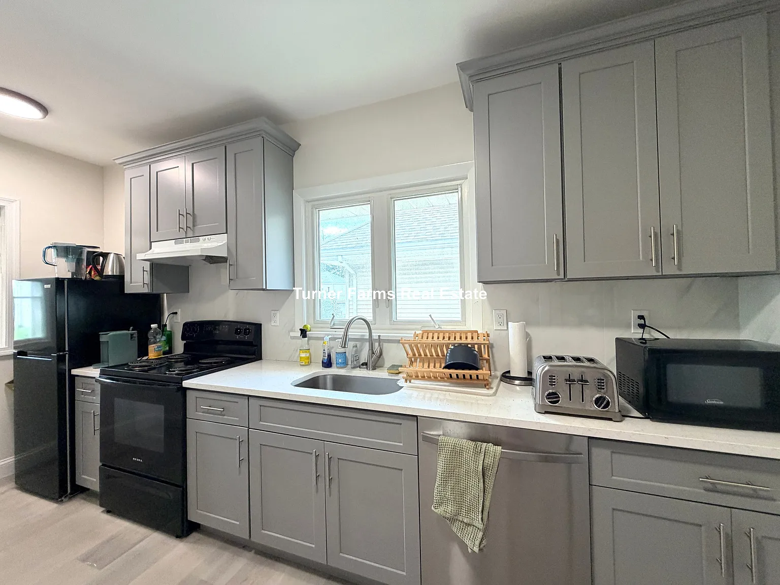 4 bed, 9999 sqft, $4,400 — Photo 3