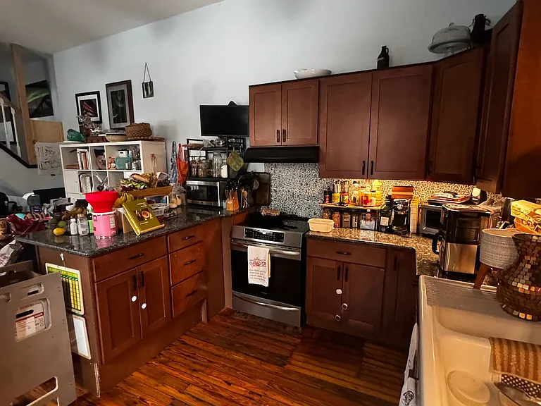 426 Tasker St — Photo 2